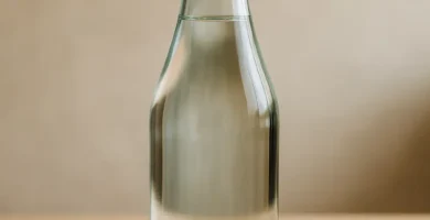 agua en botella de vidrio