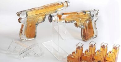 botella de vidrio en forma de pistola